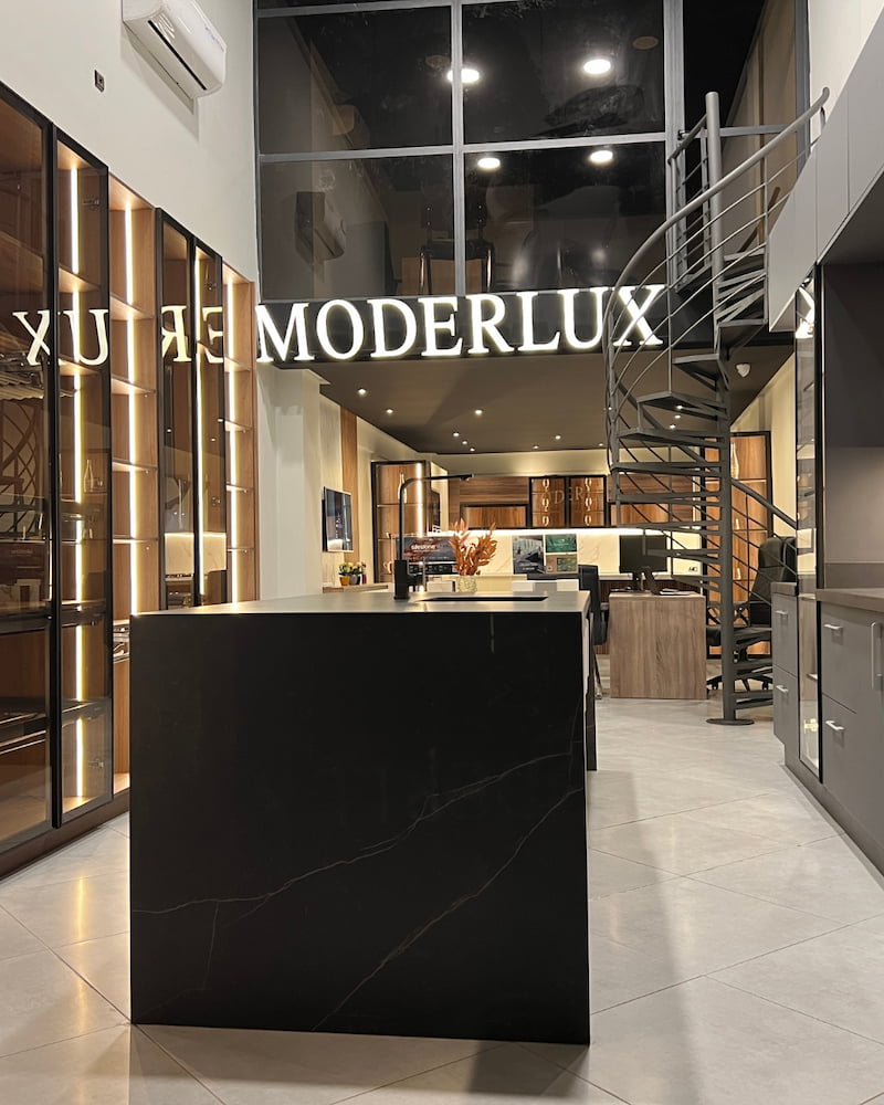 Cuisine design avec dressing intégré et éclairage LED